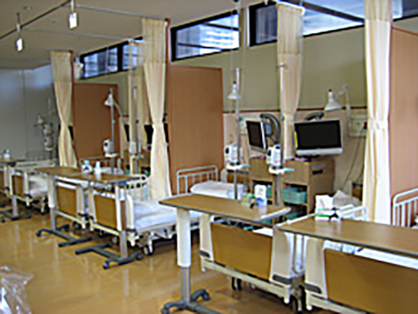 治療用ベッド 11床